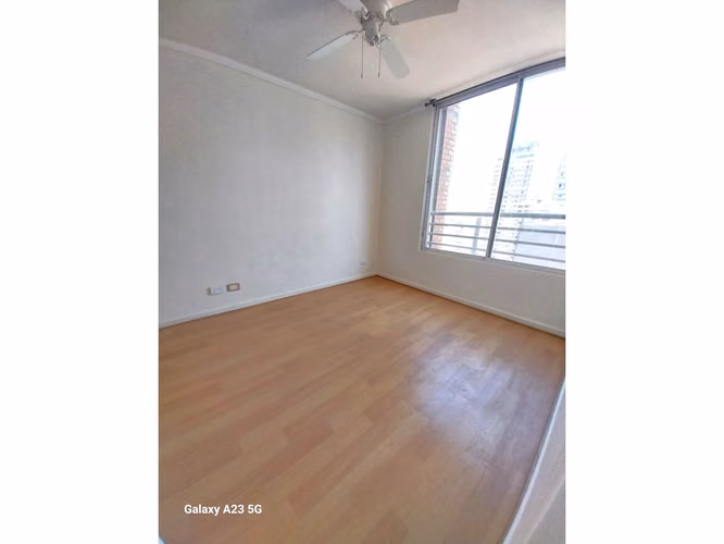 Excelente departamento / Metro Santa Lucia