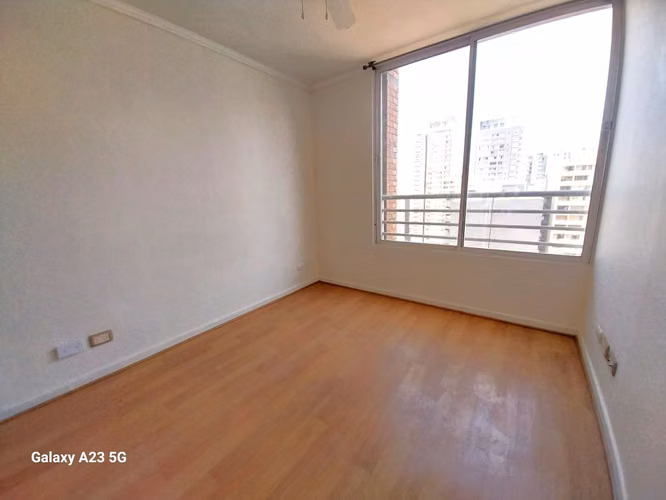 Excelente departamento / Metro Santa Lucia