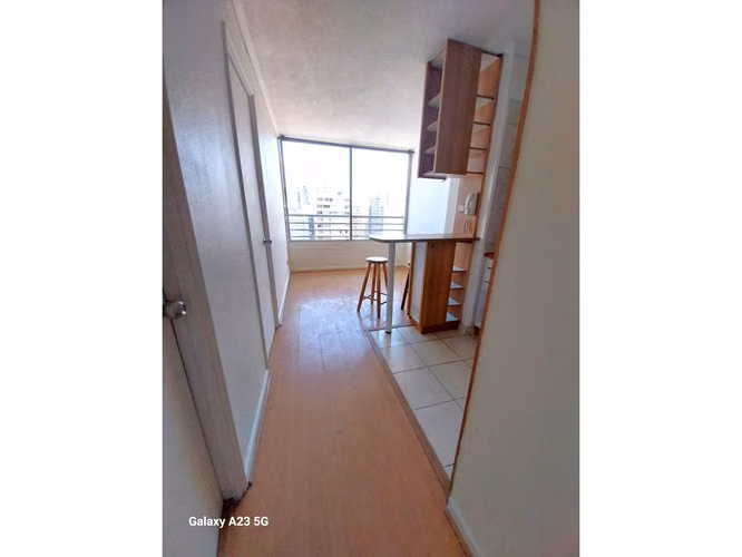 Excelente departamento / Metro Santa Lucia