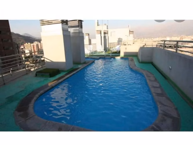 Excelente departamento / Metro Santa Lucia