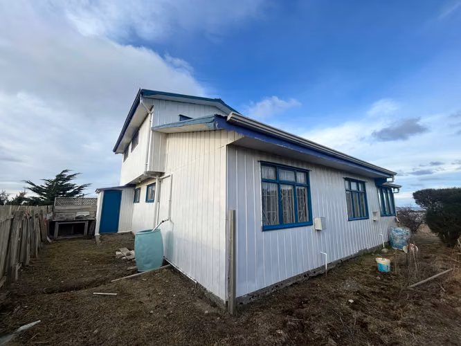Se vende amplio Terreno con casa sector Rio Seco