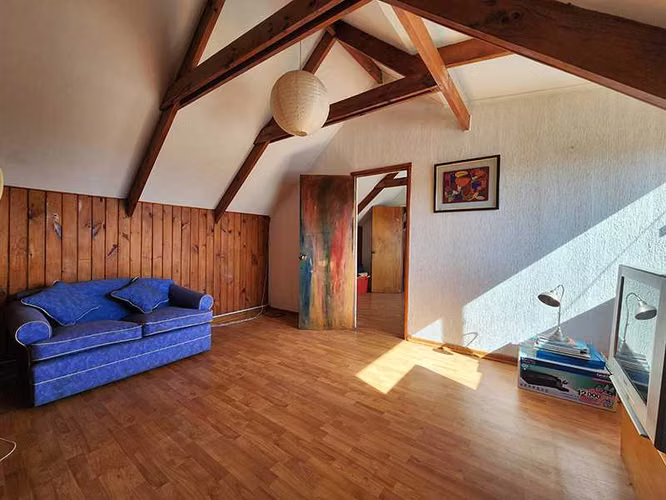 Elegante Casa Familiar de Dos Pisos (162804)