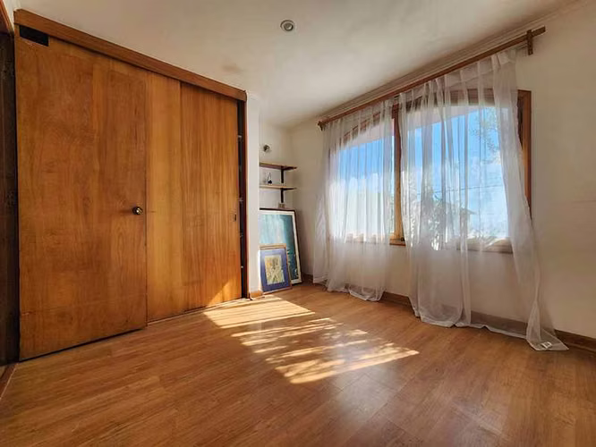 Elegante Casa Familiar de Dos Pisos (162804)