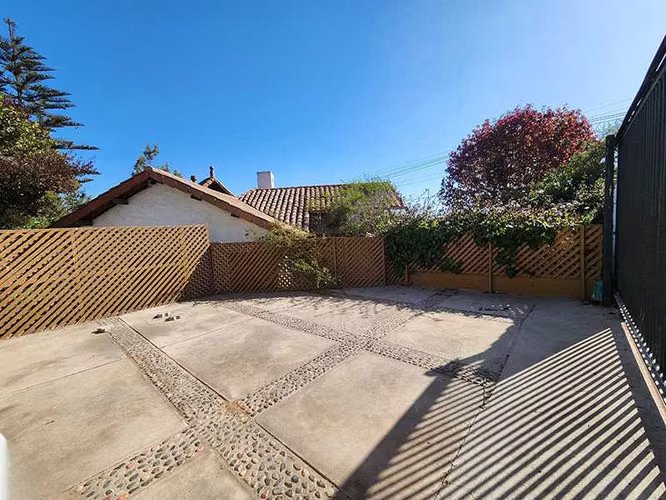 Elegante Casa Familiar de Dos Pisos (162804)