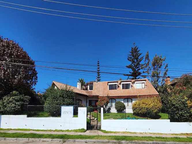 Elegante Casa Familiar de Dos Pisos (162804)