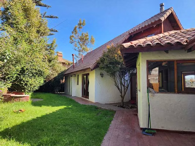Elegante Casa Familiar de Dos Pisos (162804)