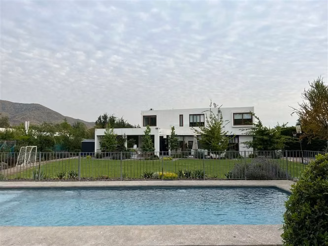 Las Brisas de Chicureo, Colegio Highlands