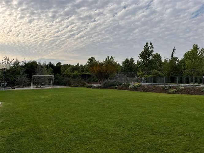 Las Brisas de Chicureo, Colegio Highlands