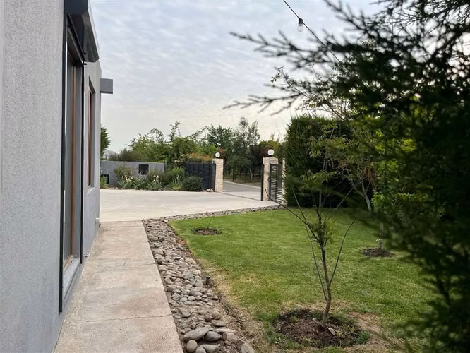 Las Brisas de Chicureo, Colegio Highlands