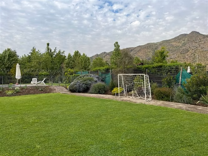 Las Brisas de Chicureo, Colegio Highlands