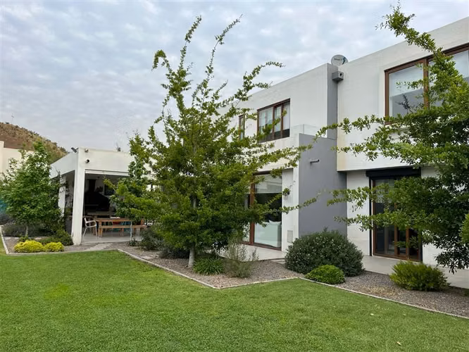 Las Brisas de Chicureo, Colegio Highlands