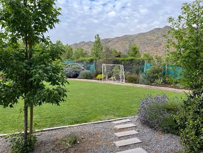 Las Brisas de Chicureo, Colegio Highlands