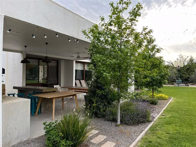 Las Brisas de Chicureo, Colegio Highlands