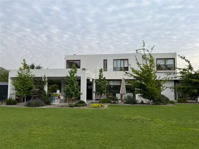 Las Brisas de Chicureo, Colegio Highlands