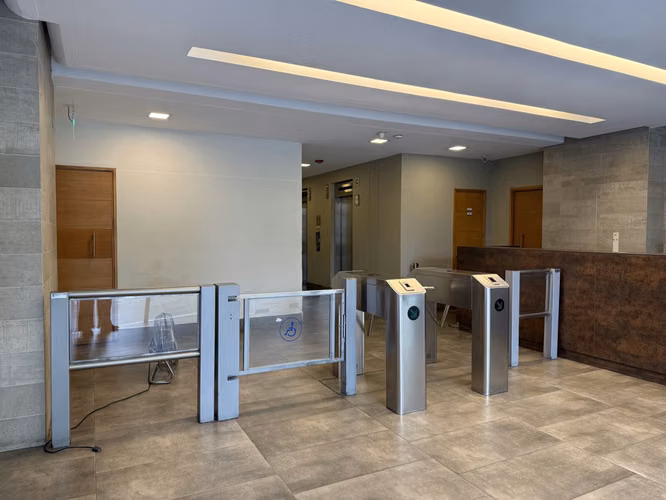 Oficina + Estacionamiento | Servicios varios y locomoción a la Puerta