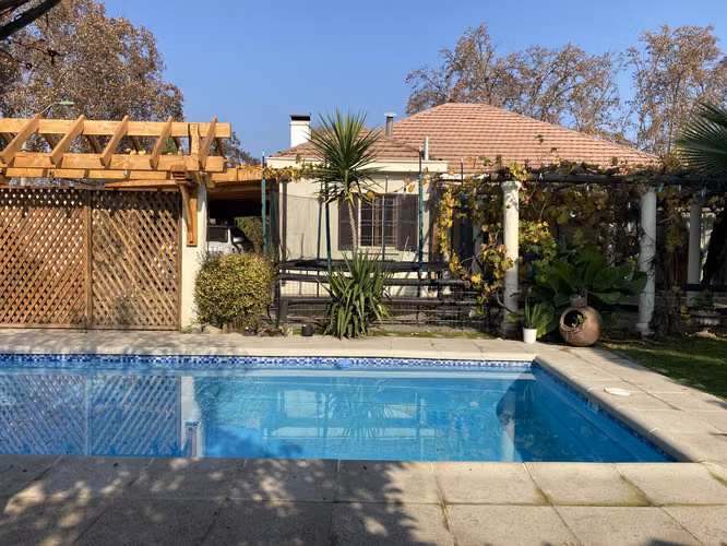 Venta de casa familiar, no pareada, amplio terreno, piscina temperada!!!