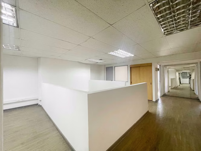 Bodega con oficinas de uso comercial (163118)