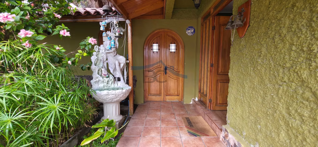 Se vende amplio inmueble en Jardines del Sur. (163144)