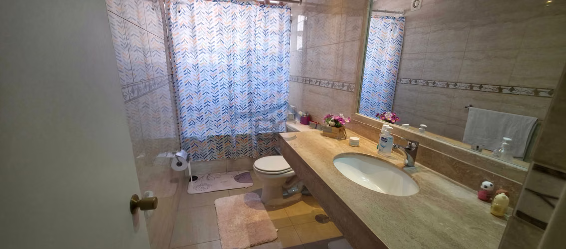 Se vende amplio inmueble en Jardines del Sur. (163144)
