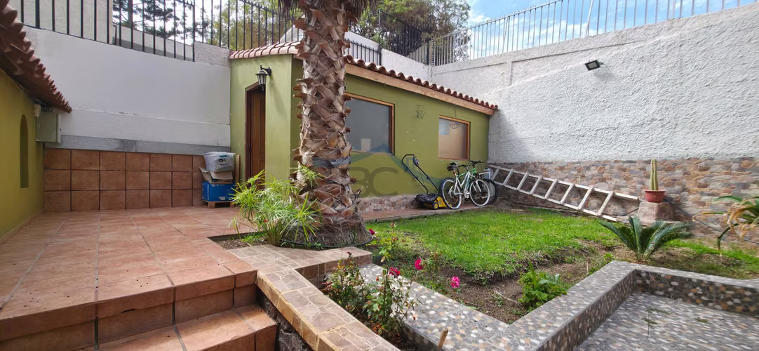 Se vende amplio inmueble en Jardines del Sur. (163144)