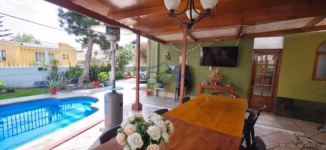 Se vende amplio inmueble en Jardines del Sur. (163144)