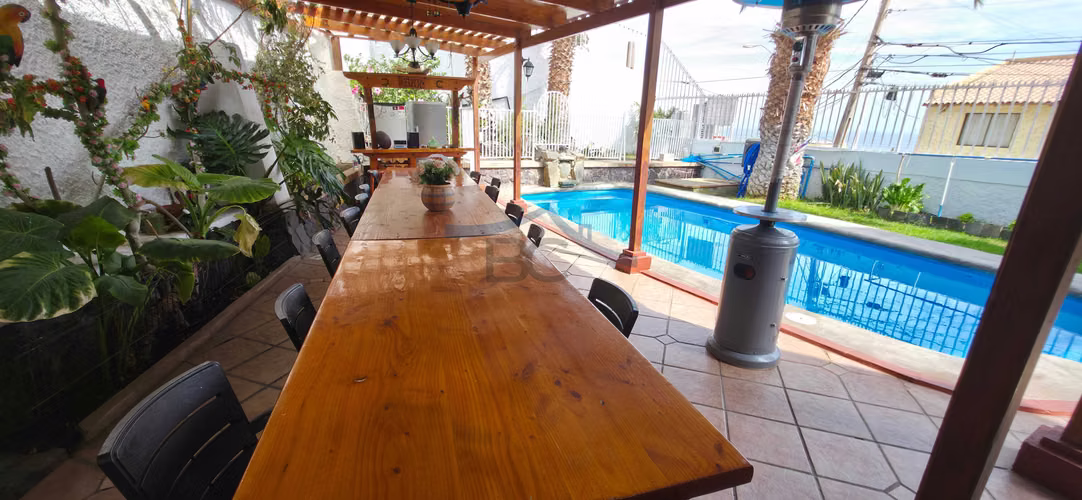 Se vende amplio inmueble en Jardines del Sur. (163144)