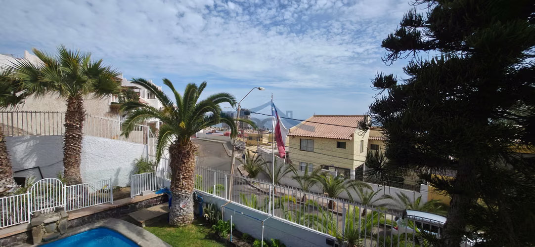 Se vende amplio inmueble en Jardines del Sur. (163144)