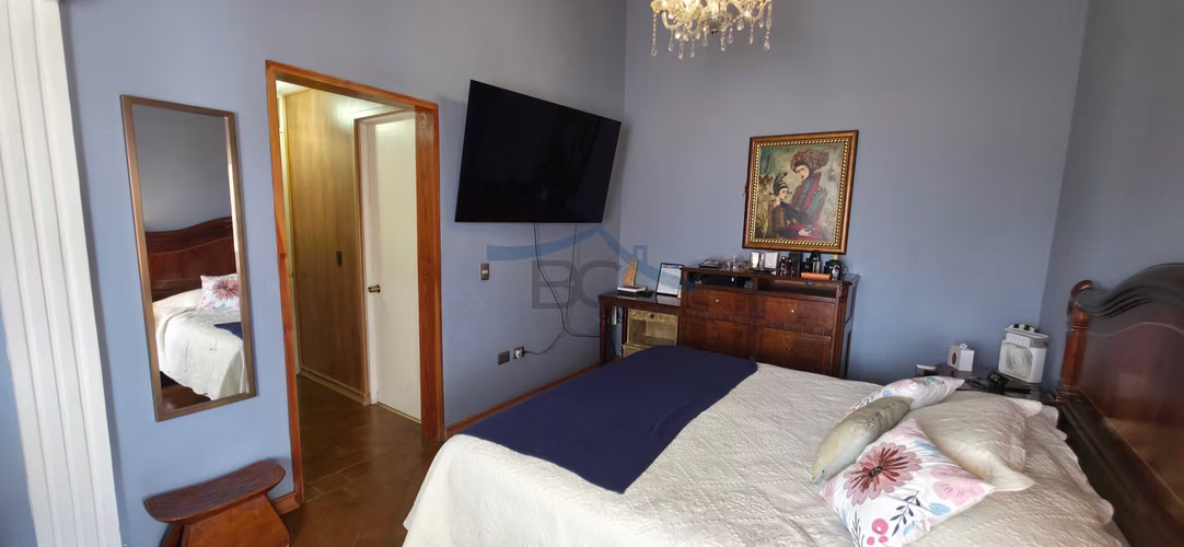 Se vende amplio inmueble en Jardines del Sur. (163144)