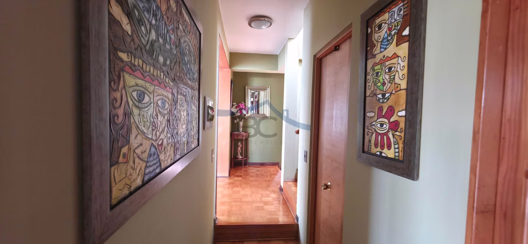 Se vende amplio inmueble en Jardines del Sur. (163144)