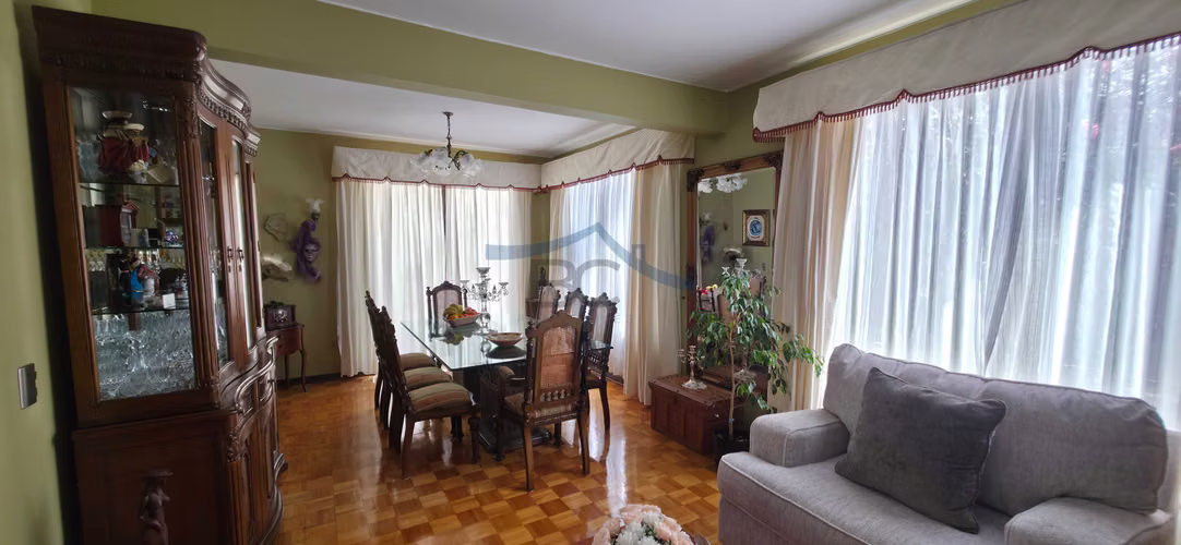 Se vende amplio inmueble en Jardines del Sur. (163144)