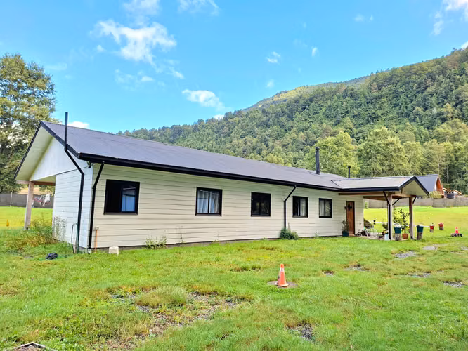  Venta Hermosa Parcela con Casa a Orilla de Río Liucura – Huife Pucón, Sur de Chile 