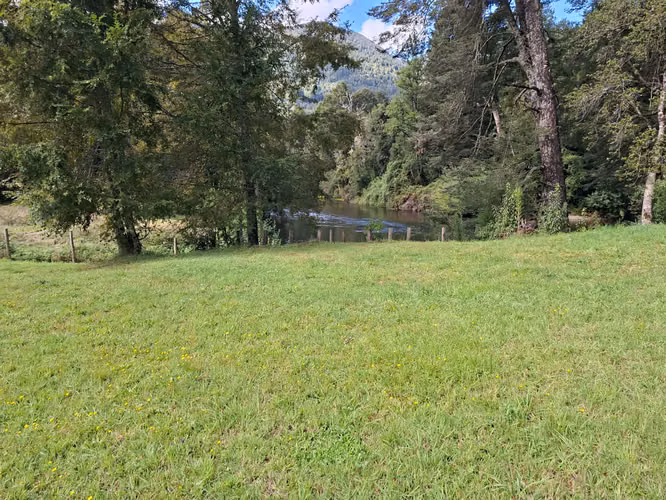  Venta Hermosa Parcela con Casa a Orilla de Río Liucura – Huife Pucón, Sur de Chile 