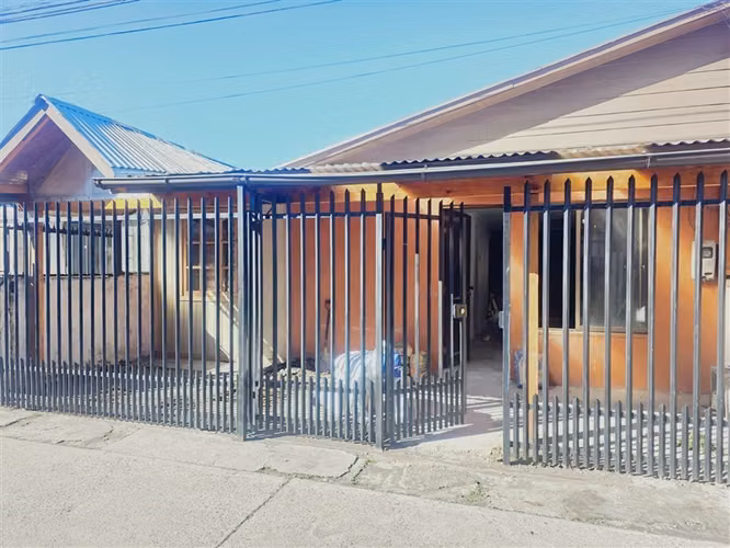 Casa en venta de 2 dormitorios 1 baño en Coronel