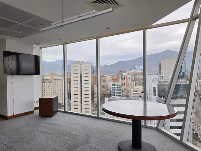 Oficina Amoblada de Alta Categoría en Edificio Quantum