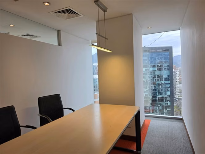 Oficina Amoblada de Alta Categoría en Edificio Quantum