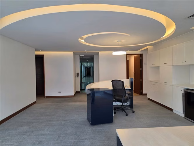 Oficina Amoblada de Alta Categoría en Edificio Quantum