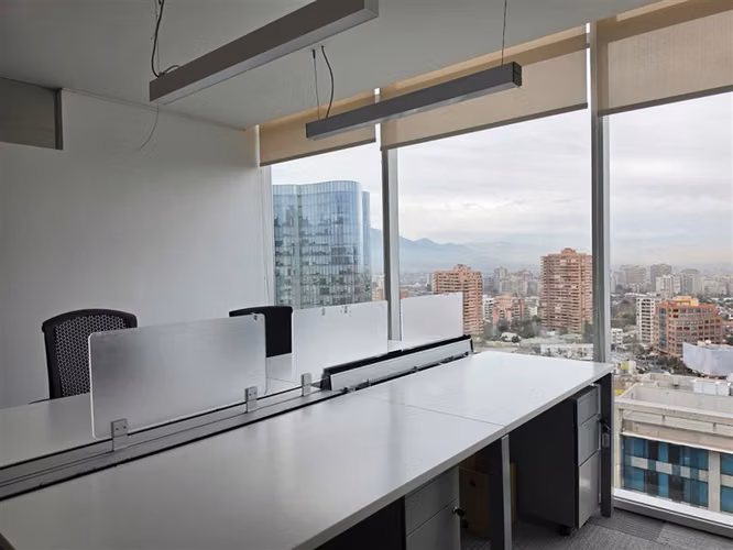 Oficina Amoblada de Alta Categoría en Edificio Quantum