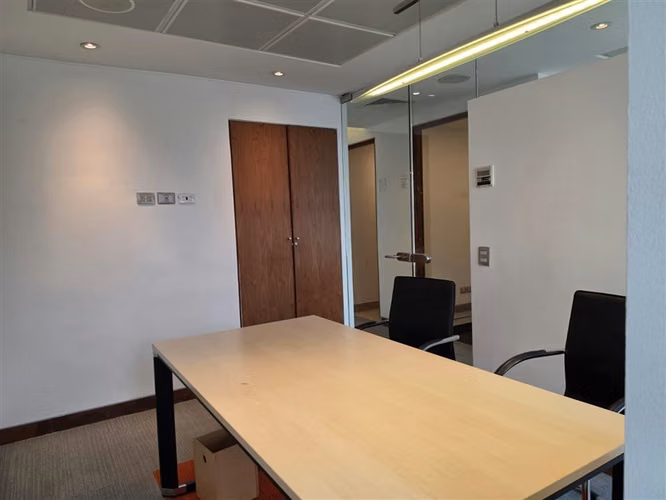 Oficina Amoblada de Alta Categoría en Edificio Quantum