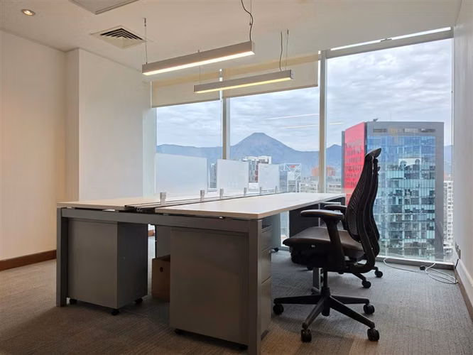 Oficina Amoblada de Alta Categoría en Edificio Quantum