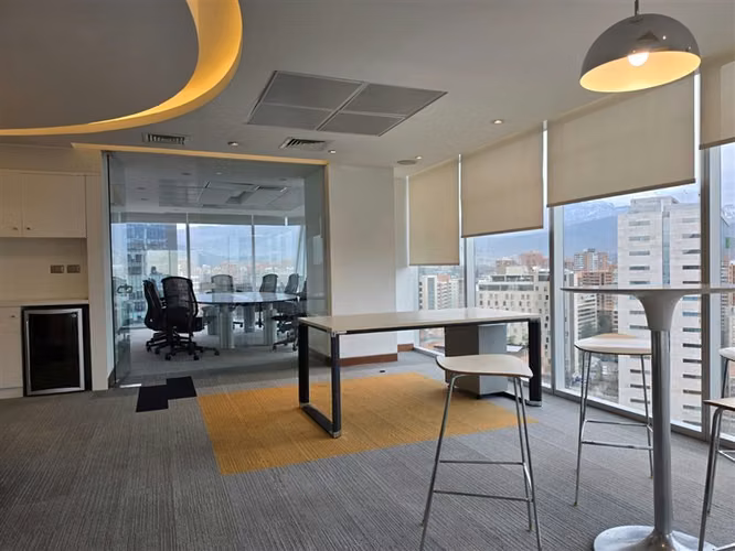 Oficina Amoblada de Alta Categoría en Edificio Quantum
