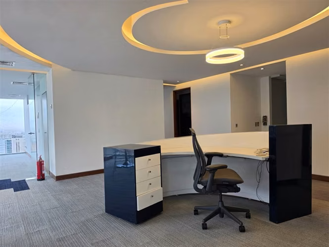 Oficina Amoblada de Alta Categoría en Edificio Quantum