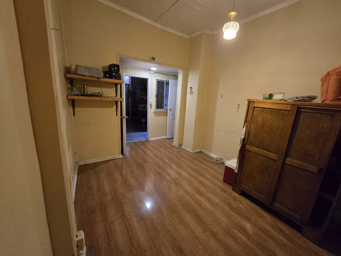 AMPLIA PIEZA PARA JOVEN SOLO: BAÑO COMPARTIDO, CERCA METRO CUMMING