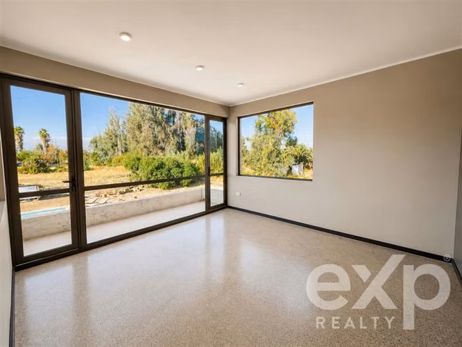 Moderna casa en parcela de 5.000 m Condominio con acceso