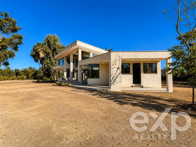 Moderna casa en parcela de 5.000 m Condominio con acceso