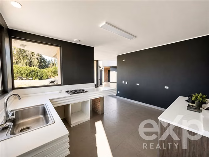 Moderna casa en parcela de 5.000 m Condominio con acceso