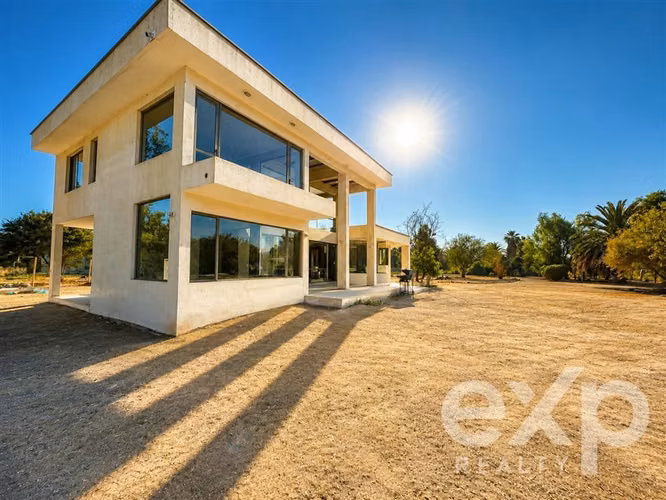 Moderna casa en parcela de 5.000 m Condominio con acceso