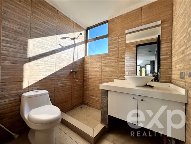 Moderna casa en parcela de 5.000 m Condominio con acceso