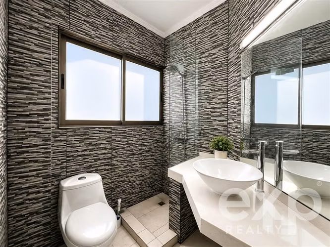 Moderna casa en parcela de 5.000 m Condominio con acceso