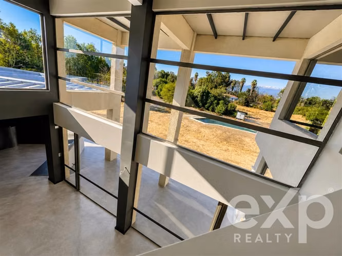 Moderna casa en parcela de 5.000 m Condominio con acceso