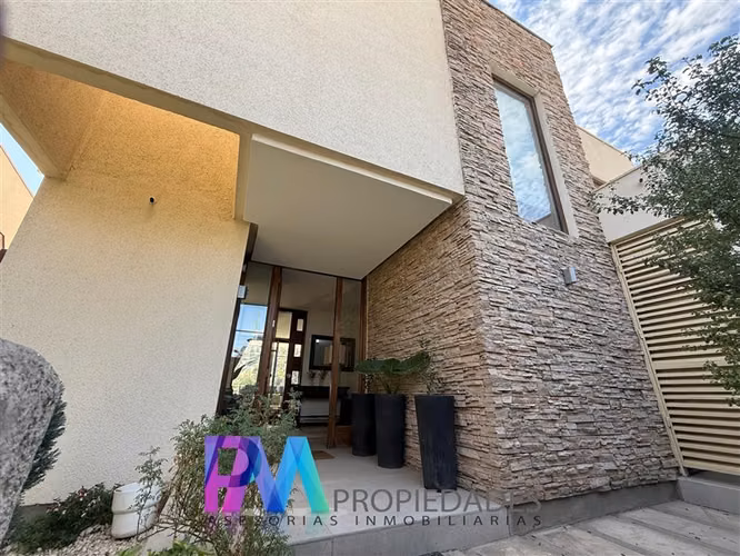 Casa en venta de 4 dorm. en Lo Barnechea